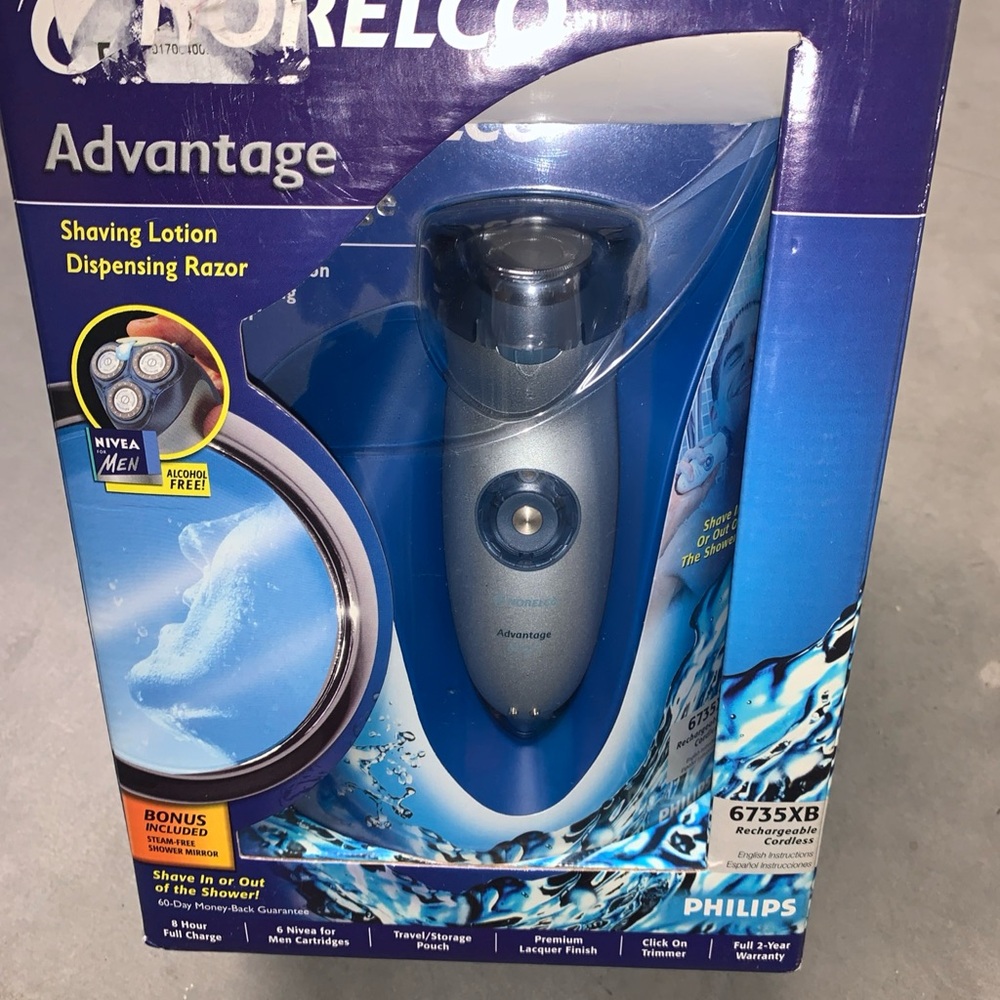 Norelco Advantage Shaving Razor - Picture 4 of 5